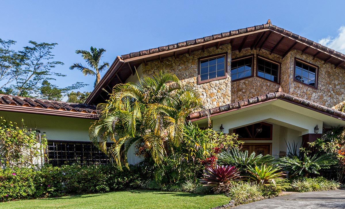 Casa campestre con jardin privado y amplias ventanas que aportan iluminación