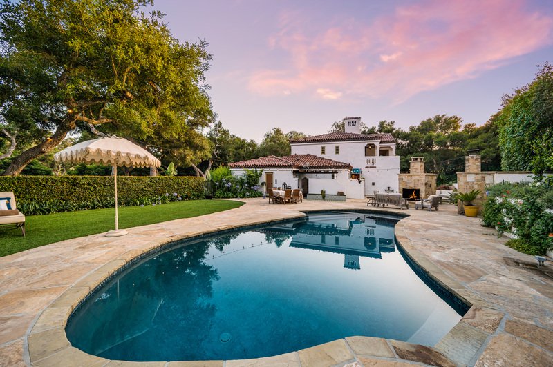 Casa moderna con exterior campestre y psicina aclimatizada moderna
