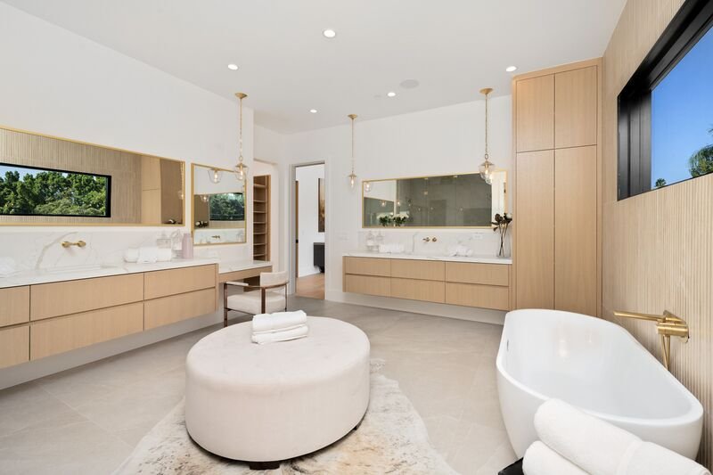 Baño amplio y moderno en paleta de colores cálidos que hace parte de las casas de la asesoria de la inmobiliaria en Puebla