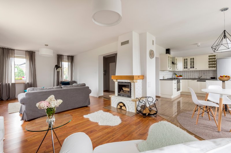 Sala con piso en madera con chimenea en casa de lujo en puebla que hace parte de la asesoria de la inmobiliaria en Puebla